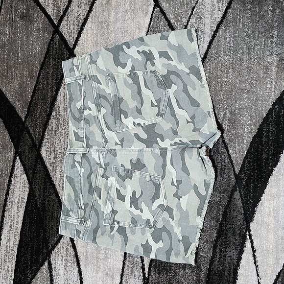 MAURICES HIGH-RISE CAMO RAW-EDGE DENIM JEAN SHORTS - Picture 7 of 11